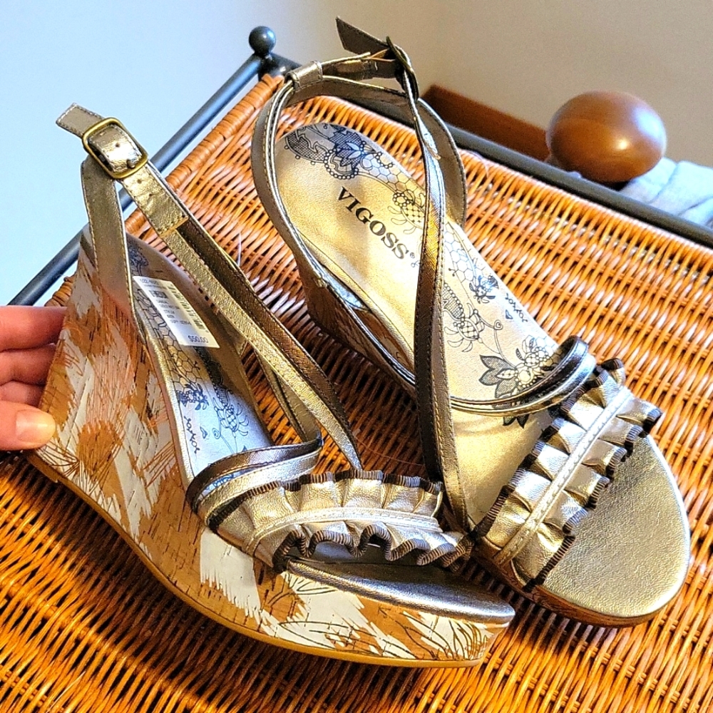 Womens size 8.5 vigoss wedges